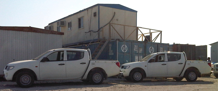 My Home is my Castle. Der Bürocontainer ist soziales Zentrum, Arbeitsort und Sonnenterrasse in einem. Darunter sind Lager und Werkstatt. Lediglich ein Burggraben fehlt.