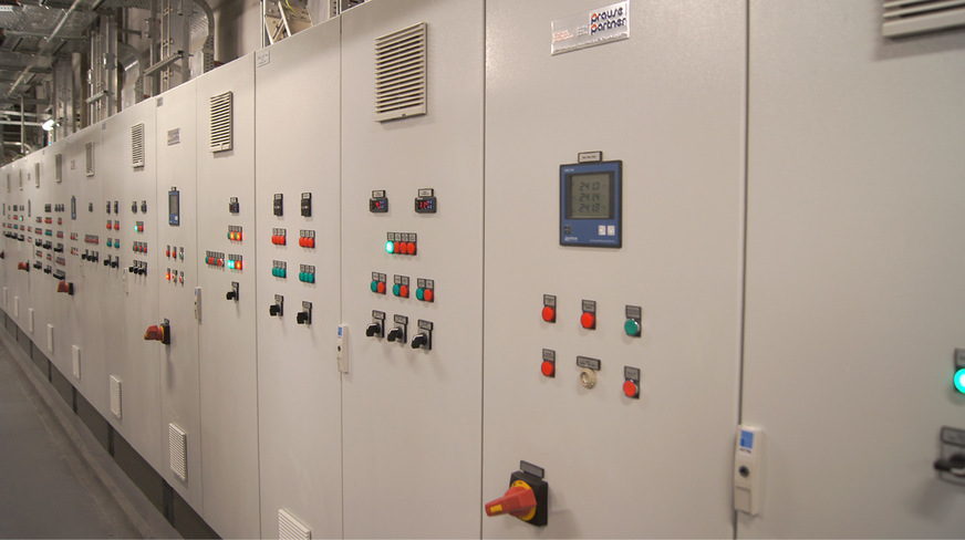 Die Steuerung der Kälteanlage belegt fast eine ganze Wand im langen Raum. Eingespeist werden ungefähr 1,6 MW