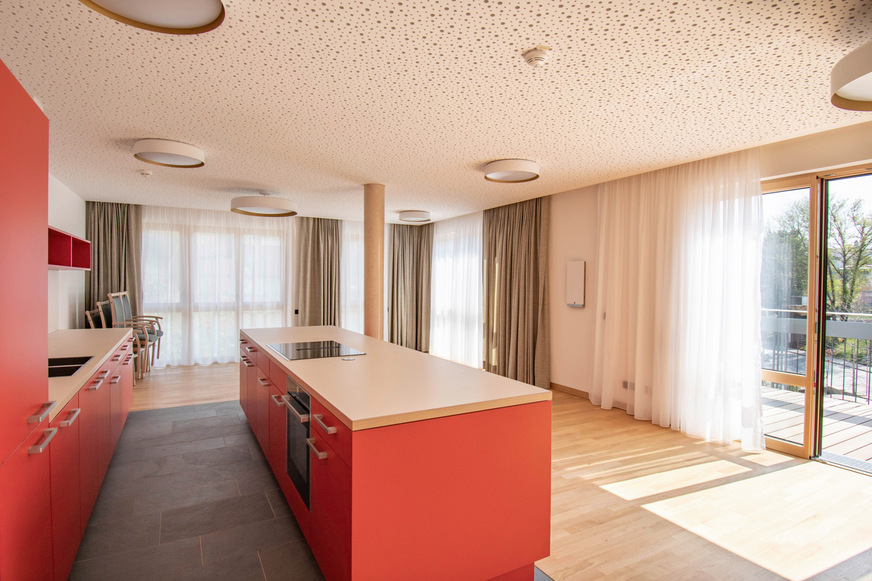 Immer frische und gesunde Luft gibt es im Gemeinschaftsraum mit Küche; rechts das Lüftungsgerät.