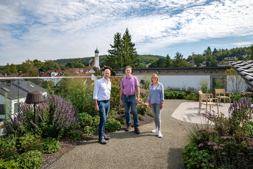 Mitbegründer Ulf Walliczek, Architekt Rasso Rebay von Ehrenwiesen und Lena Volk von bluMartin (v. li.) auf dem Dachgarten des SeniorenQuartiers Pilsensee.