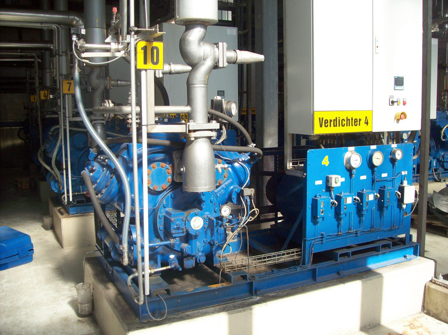 Das Kälteöl im Kolbenkompressor hat die Aufgabe, Lager und sich ­mechanisch bewegte Bauteile, wie z.B. Kurbelwelle oder Kolben zu schmieren, abzudichten und zu kühlen.
