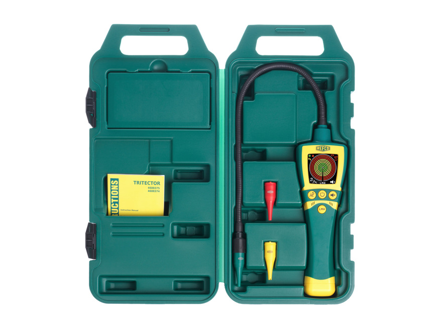 Bei der Lecksuche mit Hilfe von mobilen elektronischen Lecksuchgeräten wird ein Luftstrom vom Gerät erzeugt, welcher das Luft/Kältemittelgemisch zu einem Gassensor führt. Der Sensor wertet das Gemisch aus. Mit dem TRITECTOR von Refco kommt nun erstmals ein elektronischer 3-in-1 Lecksucher auf den Markt, der mit seinen austauschbaren Sensoren die drei gängigsten Gase (chlorbasierte Kältemittel inklusive Ammoniak, brennbare Gase, wasserstoffbasierte Gase) in nur einem Gerät auf MOX-Basis vereint.