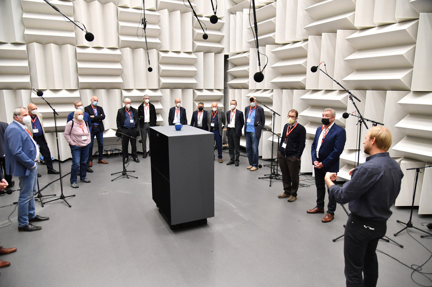 Während ihres Rundgangs durch das Unternehmen besichtigten die Professoren das Viessmann Schalllabor.