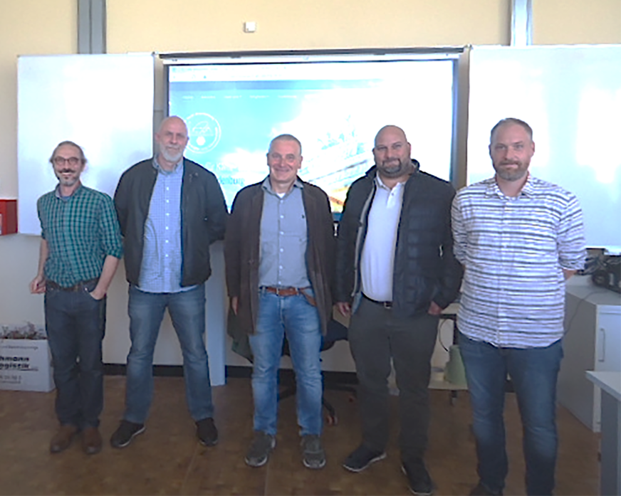 v.l.: Fachlehrer Jacob Zellmer, Gesellenprüfungsausschuss: Sascha Wischnewski, Gesellenprüfungsausschuss Björn Kleinschmidt, Obermeister Benjamin Scholz, Fachgruppenleiter Kälte- und Klimatechnik Timo Rolwes