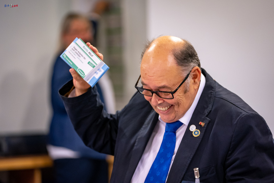 Vorstandskollege A. Wolany schenkte R. Bertuleit die Pillen 