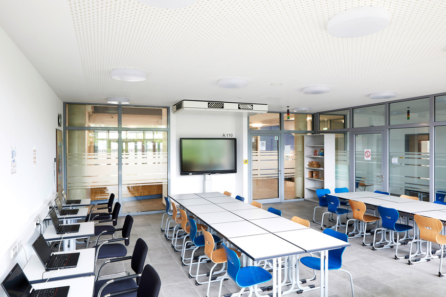 Helle, moderne Räume schaffen beste Lehr- und Lernverhältnisse, während die Lüftungsgeräte von Airflow für optimales Raumklima zuständig sind.