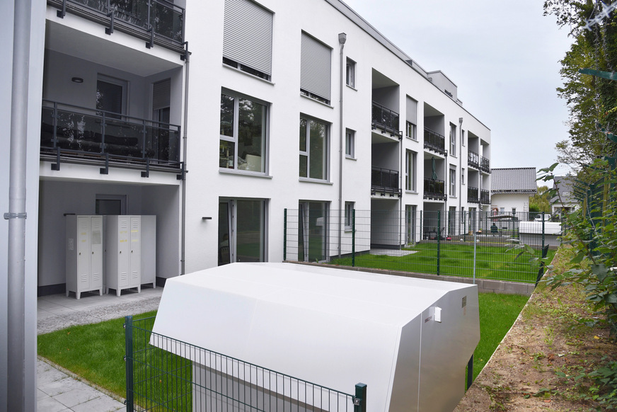 Die Luft-Wasser-Wärmepumpe WPL 57 im Vordergrund versorgt 14, die zweite im Hintergrund elf Wohnungen mit der notwendigen Wärmeenergie.