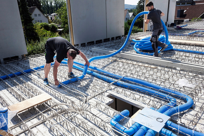 Für eine hohe Raumqualität im Haus setzten die Bauherren auf die kontrollierte Wohnraumlüftung x-well von Kermi. Hier wurden im Rohbau die Lüftungsrohre und Verteiler für Zu- und Abluft in der Decke verlegt. Sie verbinden jeden Raum mit dem zentralen Lüftungsgerät im Technikraum.