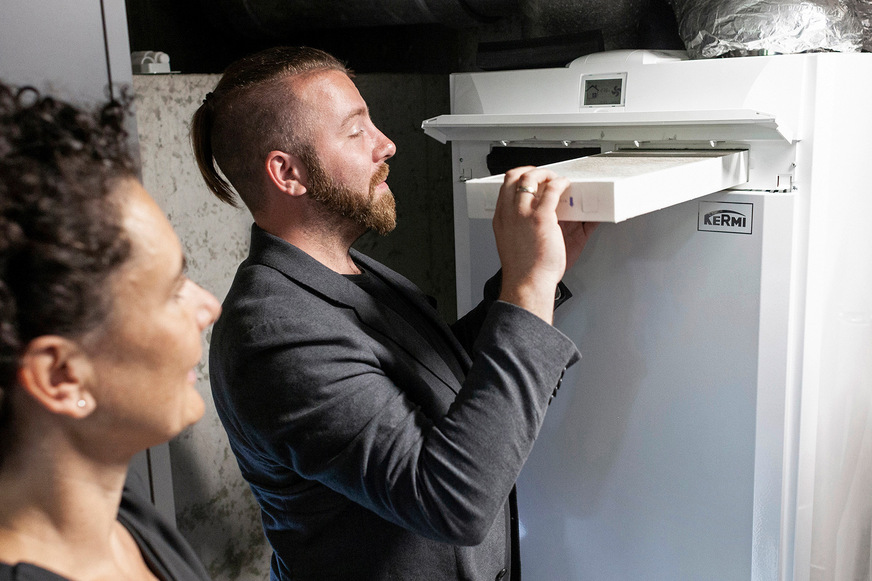 Das zentrale Lüftungsgerät x-well S460 von Kermi wurde im Haustechnikraum installiert. Der im Gerät integrierte Außenfilter bereinigt die Luft von Pollen, Staub und Viren (Klassifizierung ePM1 nach ISO 16890).