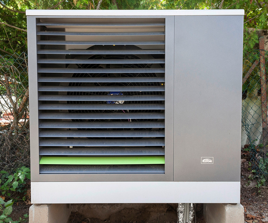 Herzstück des Heizsystems ist die Luft/Wasser-Wärmepumpe x-change dynamic von Kermi.