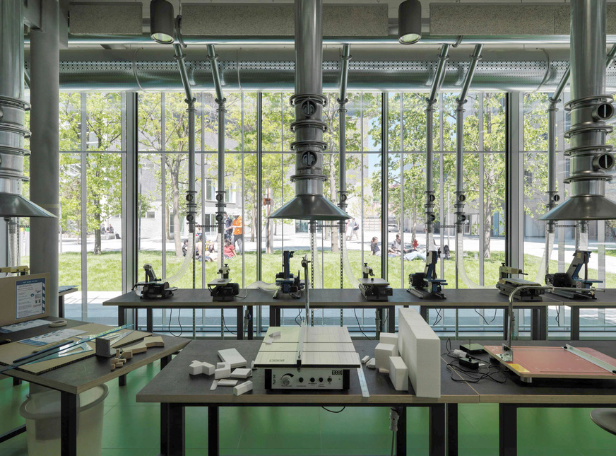 Beim System Inducool erfolgt die Wärmeübertragung direkt an den Rippenplatten an der Unterseite des Paneels. Im Gegensatz zu klassischen Kühlbalken strömt die Raumluft nicht über den Zwischendeckenraum und auch nicht in den Anschlusskasten. Somit gibt es hier keinerlei ­Verschmutzungen oder Ansammlungen von Viren.