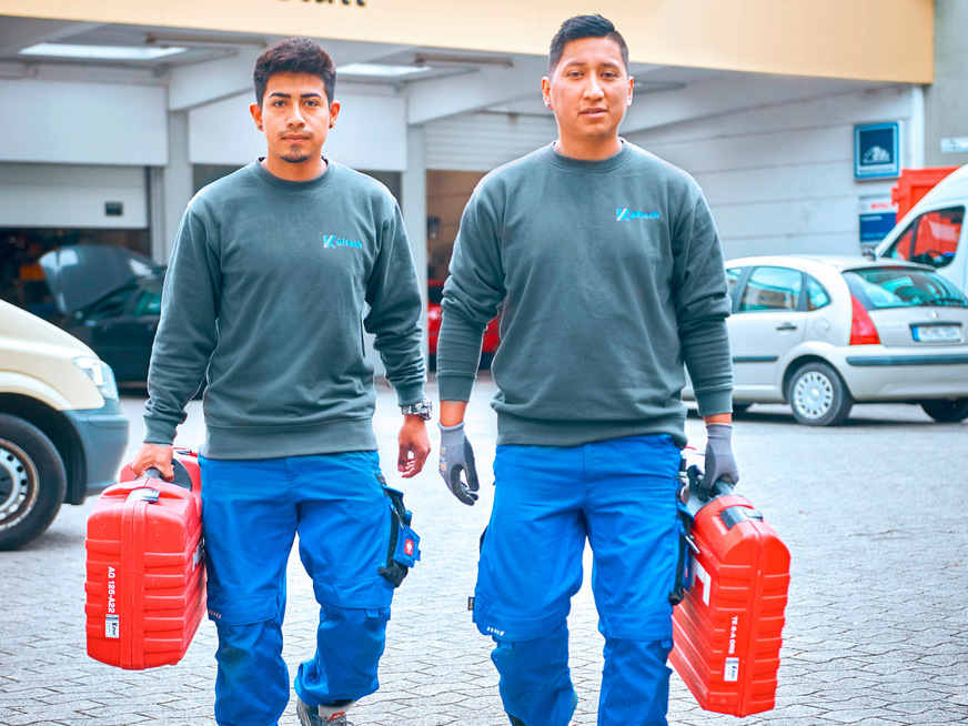 Unser neuer Mitarbeiter, Pepe (links), wird von seinem Mentor, Patricio (rechts), bei der Integration in Betrieb und Kultur begleitet.