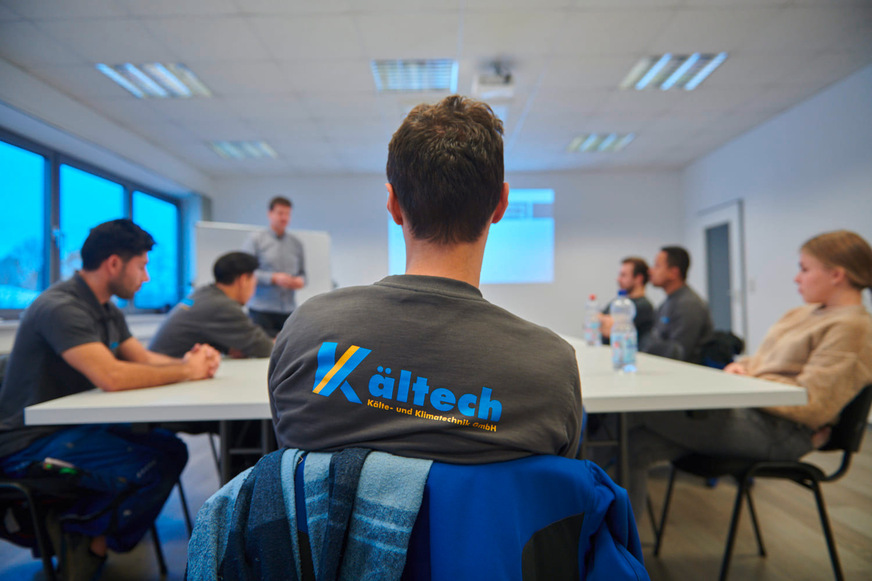 Regelmäßige Besprechungen mit allen Kolleginnen und Kollegen sind bei Kältech Standard.