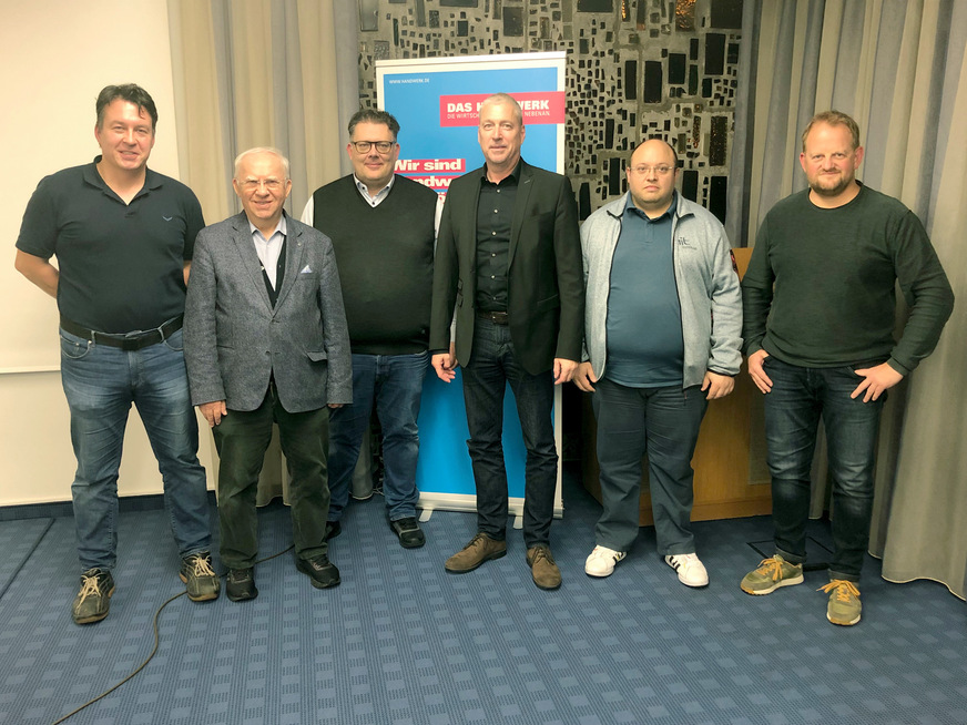 Der neugewählte Vorstand (v.l.n.r.: Helmut Lauterbach, Hans Schwender, Geschäftsführer Danny Dobmeier, Frank Heuberger, Matthias Kreuzer, Marco Zettner; es fehlt Frank Wiegel)