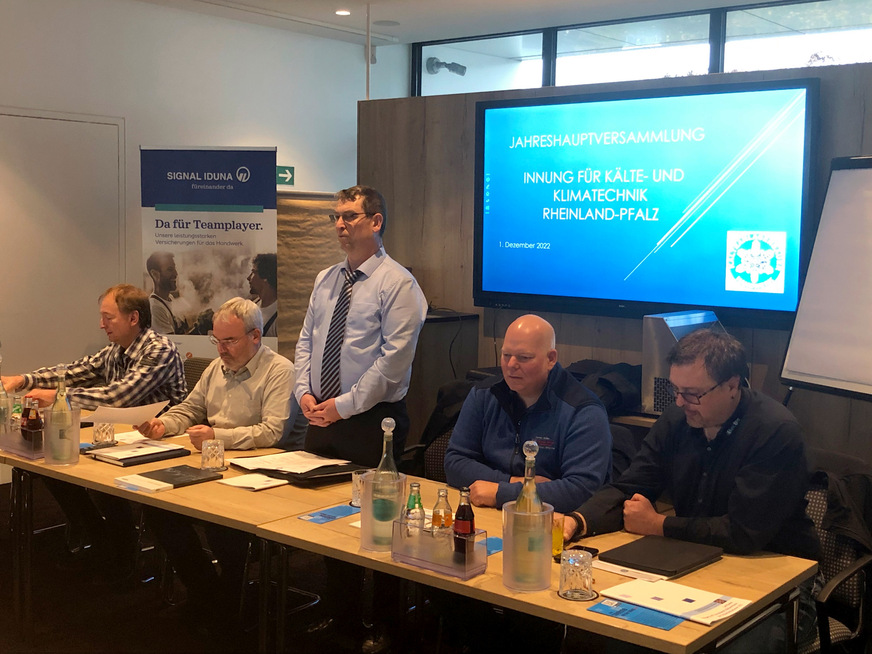 Obermeister Torsten March (stehend) bei der Begrüßung