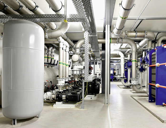 2 Pumpen und Aggregate sind redundant ausgelegt. Selbst bei einem Stromausfall laufen die Gießförderpumpen weiter, sodass der Strang noch kurzzeitig gekühlt werden kann.