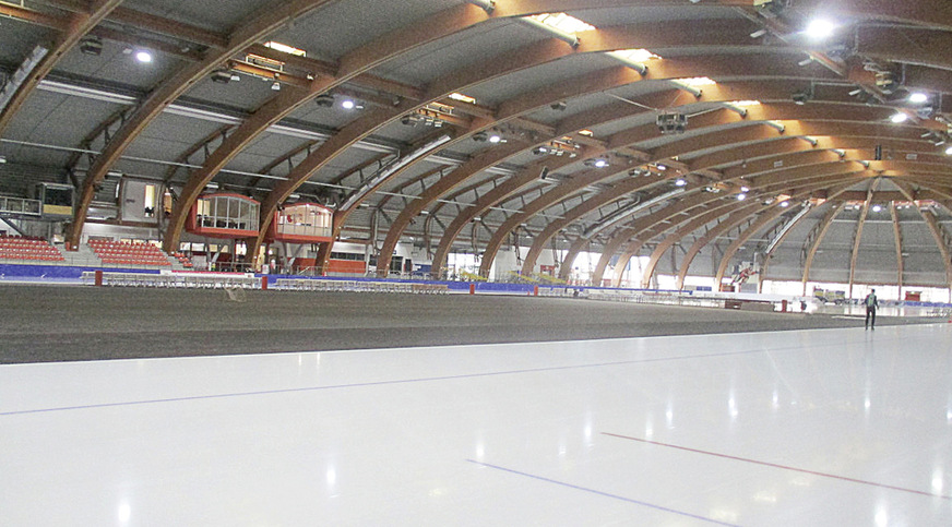 In der Gunda-Niemann-Stirnemann-Halle, dem Eissportzentrum Erfurt, gibt es eine 400 Meter Bahn für spannende, internationale Eislaufwettbewerbe.