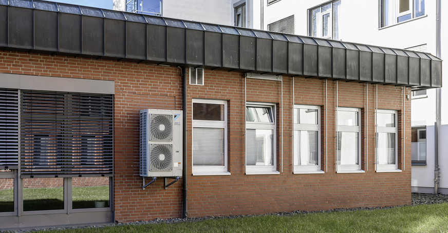 Das Außengerät Daikin VRV IV wurde an der Gebäudewand des ZAP-X Zentrums montiert.