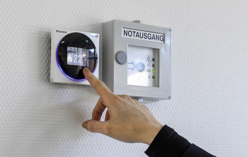 Mit der Kabel Fernbedienung Daikin Madoka mit ihren Touch-Bedienflächen lassen sich die verbauten Daikin Geräte steuern und die Raumtemperatur regeln.