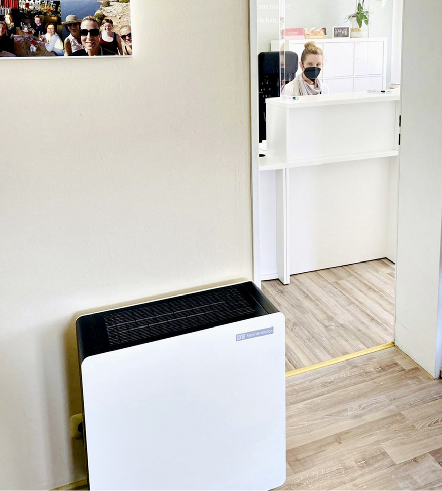Im stark frequentierten Empfangsbereich sorgt ein Standgeräte UVC ­SterilVentilation für eine deutliche Reduktion von Krankheitserregern – ob Covid- und Grippe-Viren oder Bakterien.
