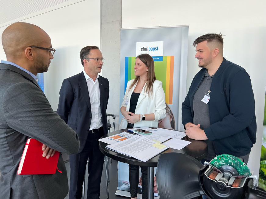 Interesse am ebm-papst Nachwuchsprojekt zeigten Dr. Jochen Köckler, Vorsitzender des Vorstandes Deutsche Messe AG (2. v.l.) sowie Onuora Ogbukagu, Unternehmenssprecher Deutsche Messe (1. v.l.) im Gespräch mit Melanie Bildhoff und Maximilian Chrzan während der Hannover-Messe-Preview am 15.02.2023.