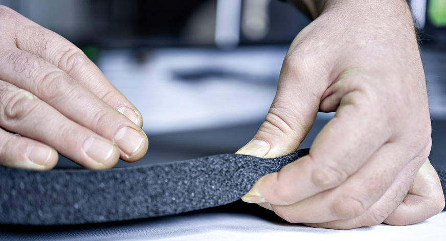 Die Oberfläche des Kälte­dämmstoffs ­NH / ArmaFlex Smart ist glatter und das Material lässt sich gut schneiden.