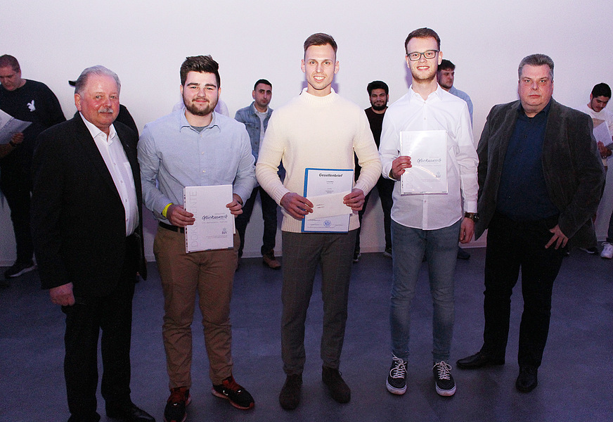 Prüfungsbester ist Niklas Grohn (2. v. r.) aus Meinerzhagen. Zweibester ist Lucas Miller (Mitte) aus Herne. Drittbester ist Till Friedrichs (2. v. l.) aus Lennestadt. Es gratulieren Burkhard Rüßmann (Links), Obermeister der Kälte- und Klima-Innung und Lehrlingswart Thomas Lappöhn (Rechts).