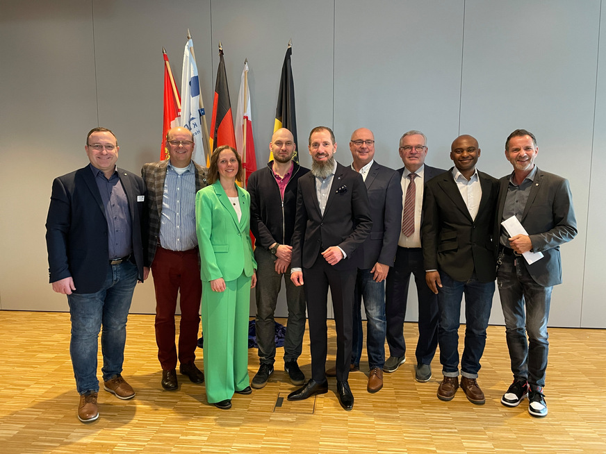 Der neu gewählte Vorstand der Landesinnung (v.l.n.r.): Heiko Denner, Holger Spörck, Janet Niebauer, Thorsten Seitz, Markus Freund, Peter Scheidthauer, Walter Walz, Evans Imasuen, Andreas Hüfner