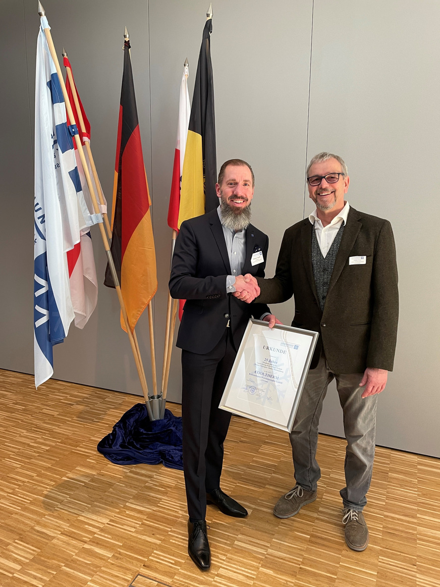 Der neue LIK-Obermeister Markus Freund (links) verabschiedet den bisherigen OM Jürgen Kaul und ernennt ihn zum Ehren-Obermeister der Innung.