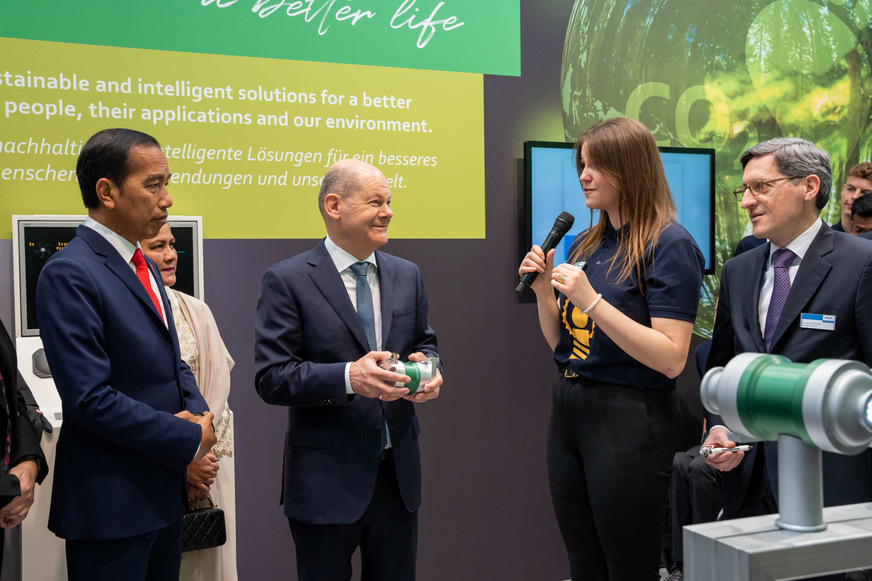 Präsident von Indonesien Joko Widodo, Bundeskanzler Olaf Scholz,&nbsp;Melanie Bildhoff (Studentin ebm-papst),&nbsp;Klaus Geißdörfer (CEO ebm-papst)