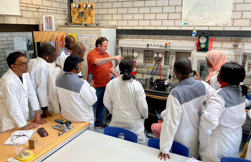 BFS-Dozent Reiner Mayers erklärt die Abläufe beim Befüllen einer Kälteanlage mit dem brennbaren Kältemittel Propan (Quelle: Bundesfachschule Kälte-Klima-Technik)