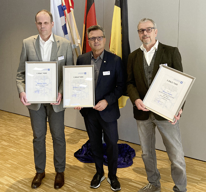Steffen Klein, Richard Guevara und Jürgen Kaul wurde für ihre Verdienste die goldene Ehrennadel der Landesinnung überreicht.