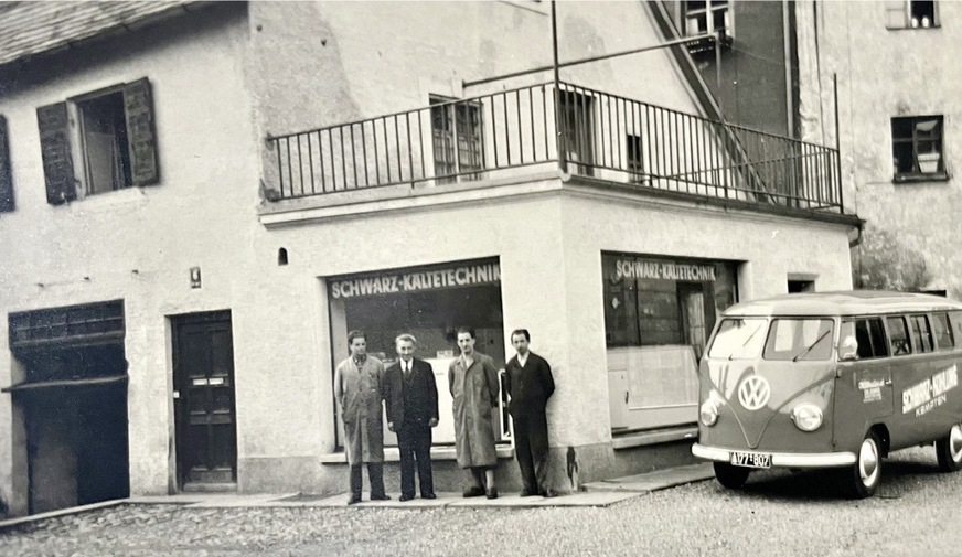 Blick auf das Firmengebäude von Schwarz Kältetechnik in den 50er Jahren mit dem Firmengründer Josef Schwarz sen. (2. v. li.) und seinen Söhnen Johann und Josef jun.