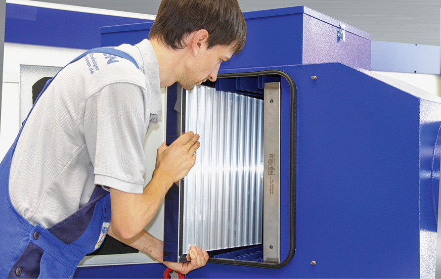 Der Abscheider wird nach dem jeweiligen Bedarf individuell mit unterschiedlichen Filtermedien bestückt.