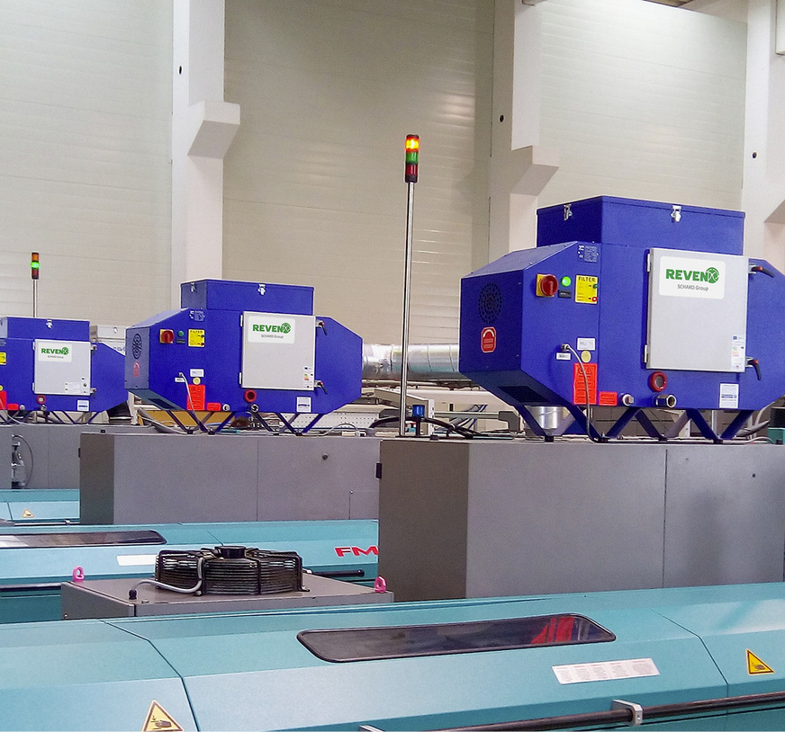 Dezentrale Absauganlage mit Vorabscheider auf jeder Maschine.