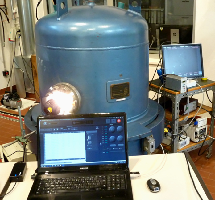 Versuchsaufbau bei der PTB: ­geöffnet mit am Boden montierten Servicegeräten und dem Bedien­roboter