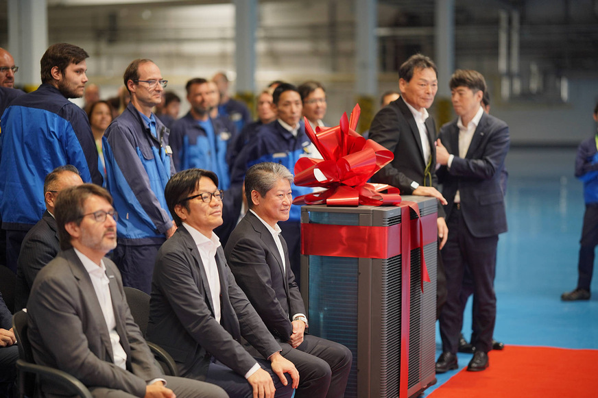 Bei der Eröffnungsfeier waren Panasonic-Führungskräfte anwesend, darunter Enrique Vilamitjana, Managing Director Panasonic Heating & Cooling Solutions Europe, Masahiro Shinada, CEO der Panasonic Corporation und M. Michiura, Präsident der Heating & Ventilation A/C Company.