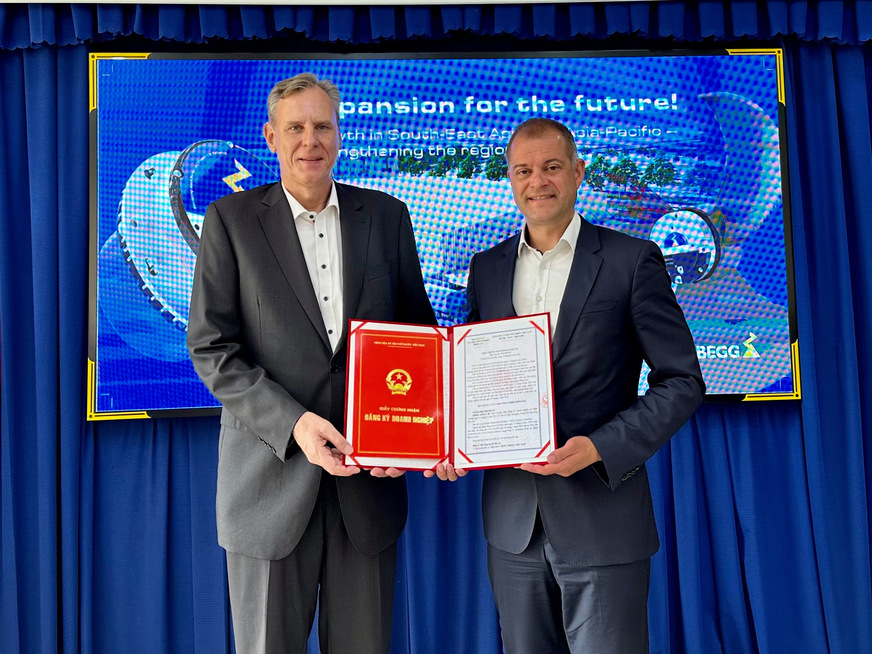 Alexander Reich (links), der neue Geschäftsführer von Ziehl-Abegg Vietnam, und Produktionsvorstand Joachim Ley mit der Urkunde zur Eintragung der neuen Gesellschaft.