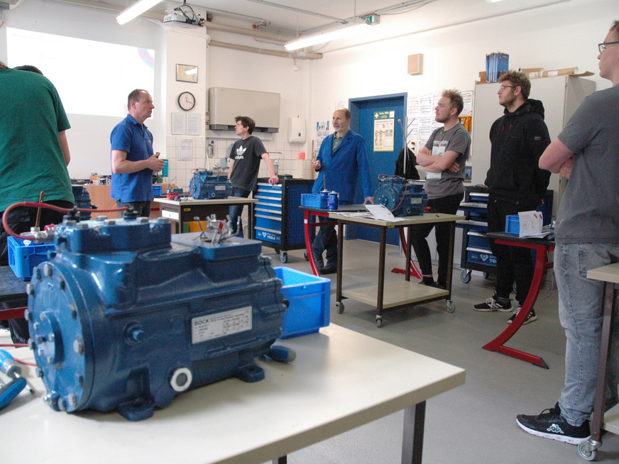 Frank Alisch (2. v. l.) bei der Einweisung der Teilnehmer zur Verdichterdemontage