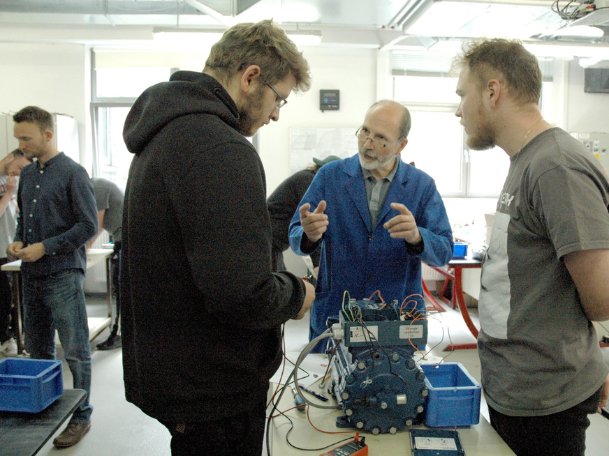 Ingolf Heinemann (2. v. r.) gibt Hinweise zum nächsten Montageschritt