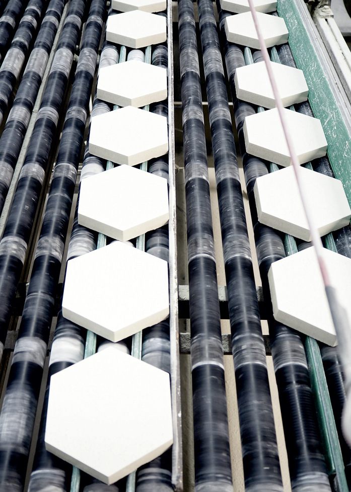 Hexalith-Sechseckfliese von Argelith für ­mechanisch stark beanspruchte Böden.