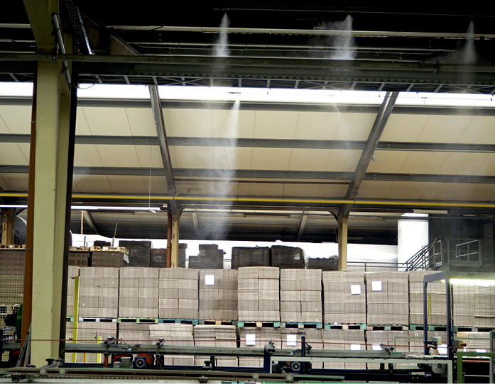 Eine adiabate Direkt-Raumluftbefeuchtung kühlt und bindet Stäube.