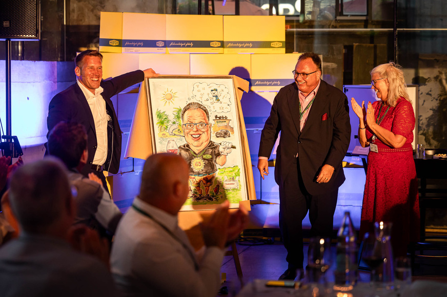 CEO Benno Brinlinger (l.) verabschiedet seinen Vorgänger Manfred P. Ulrich (r.) in den Ruhestand