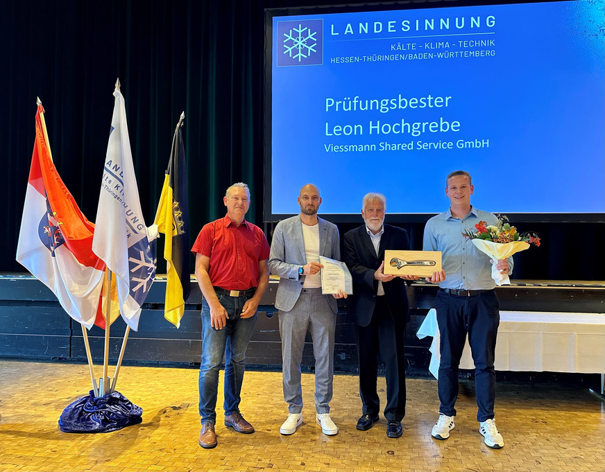 Edgar Mans (Berufsschule Gelnhausen), Thorsten Seitz (Vorstand Landesinnung), Alfred Pfeil (Koordinator Gesellenprüfungsausschuss) mit Leon Hochgrebe, der als Prüfungsbester ausgezeichnet wurde