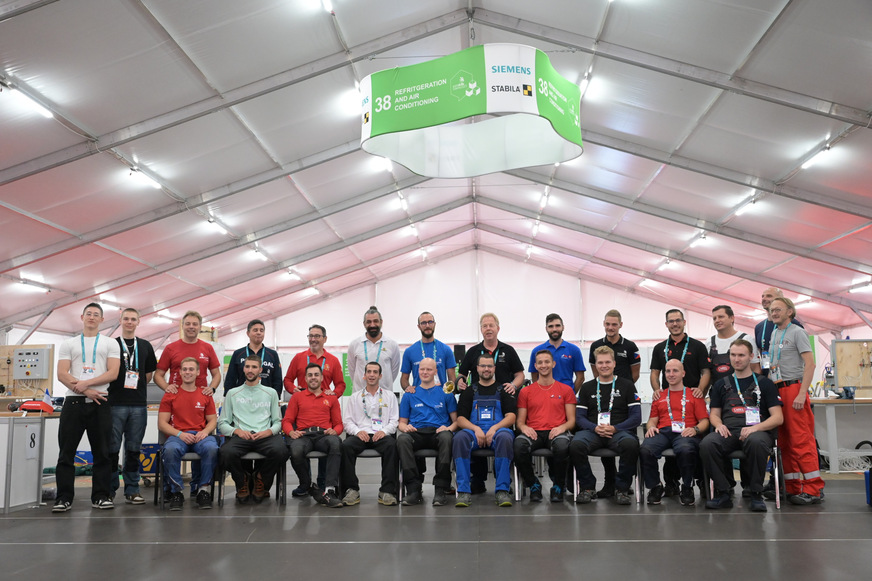 3. Alle Teilnehmer und Experten mit Workshop-Manager und Volunteers des skills 38 - Kälte- und Klimatechnik nach Abschluss