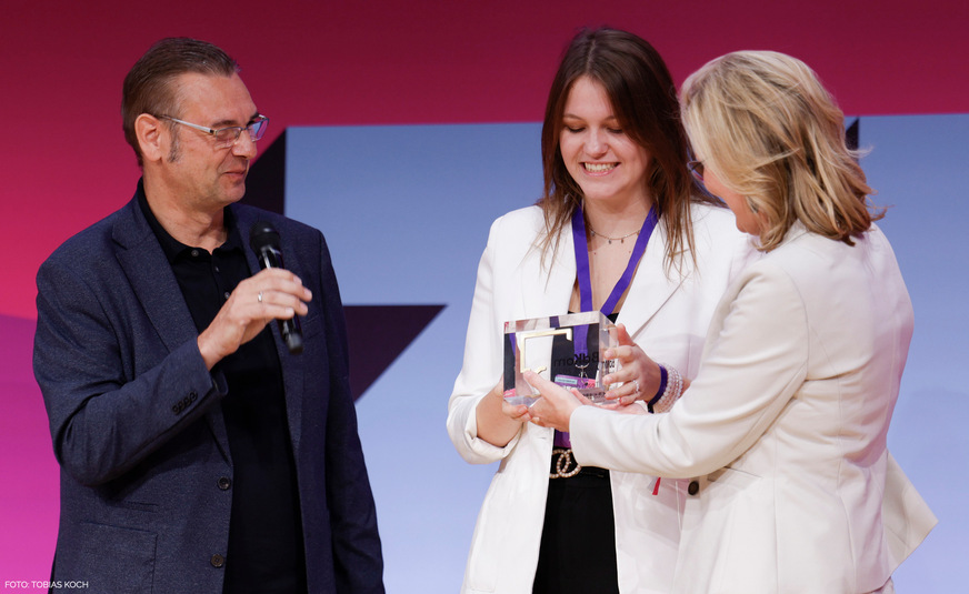 Regine Kreitz (rechts) übergibt den Preis an Hauke Hannig und Melanie Bildhoff