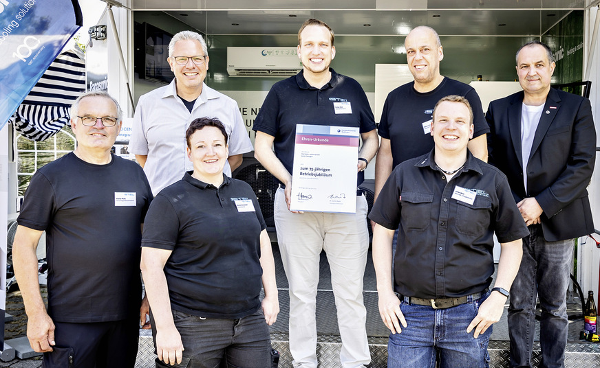 Bei der Jubiläumsfeier: oben v.l.: Tübingens Bürgermeister Cord Soehlke, Ruben Walz, ­Kreishandwerksmeister Norbert Schnitzler. Unten v.l.: Senior-Chef im Ruhestand Walter Walz, Maren Schneider und Julian Walz.