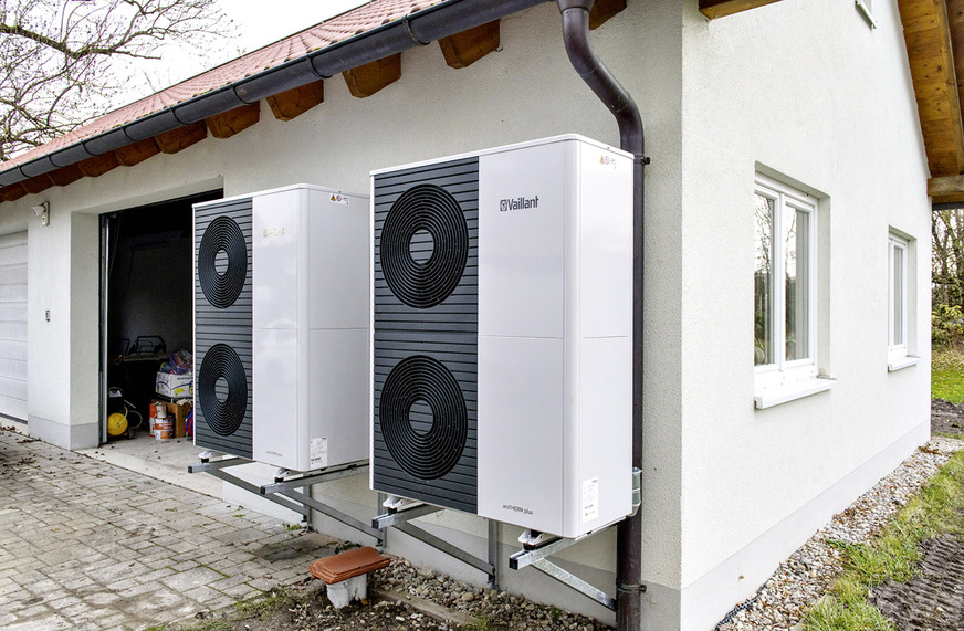 Die beiden Luftkollektoren der Wärmepumpen-Kaskade wurden in Brusthöhe an einem Nebengebäude montiert. Da sich das Anwesen in einem hochwassergefährdeten Bereich befindet, sind die Anlagen dort vor Wasserschäden geschützt und die leisen Laufgeräusche im Wohnhaus nicht mehr zu hören.