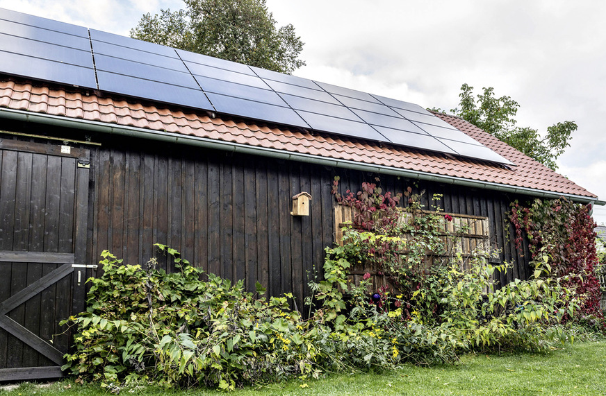 Die fast 50 m² große PV-Anlage auf einem Nebengebäude sorgt für genug Stromertrag, um nahezu energieautark Wärme und Warmwasser über die Luft/Wasser-Wärmepumpe zu erzeugen.