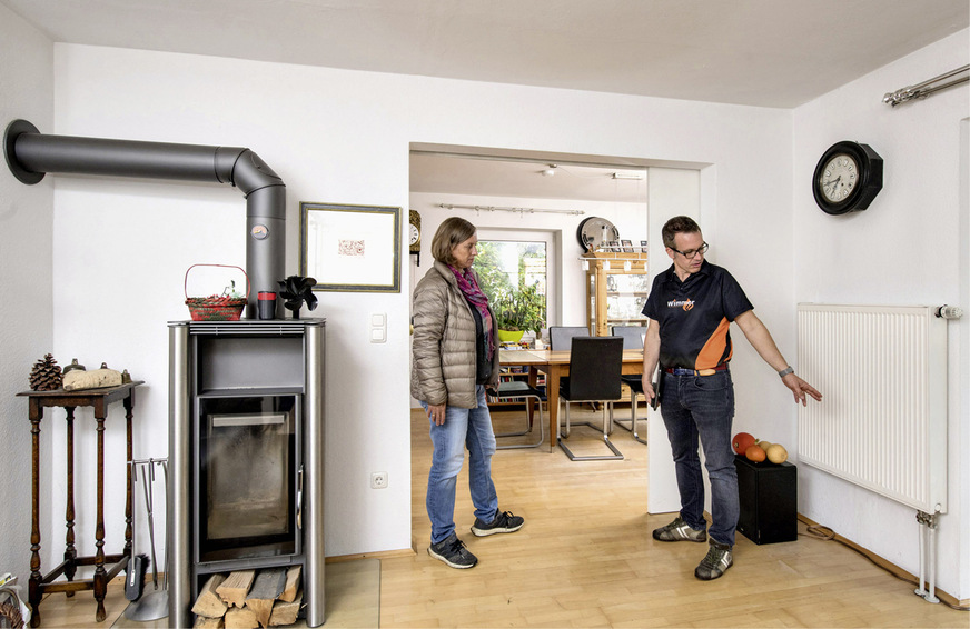 Zur Gesamtbetrachtung eines Objektes zählt für Tobias Wimmer, hier mit der Kundin, vor der energetischen Sanierung des Wärmeerzeugers auch eine Bewertung der Wärmeübertrager­flächen. Dieser Heizkörper muss beispielsweise ausgetauscht werden, um künftig die Raum­heizlast sicher abdecken zu können.